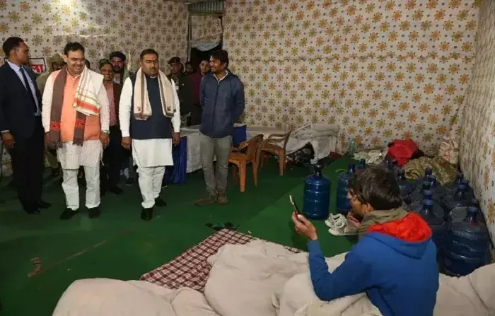 नववर्ष पर रैनबेसरों में पहुंचे मुख्यमंत्री, लोगों का हाल जाना और व्‍यवस्‍थाएं देखी