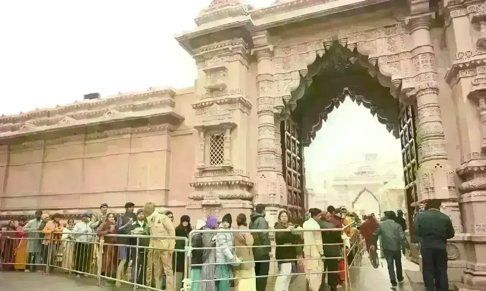 नए साल के पहले दिन वाराणसी में उमड़े भक्त, 5.90 लाख श्रद्धालुओं ने किए बाबा विश्वनाथ दर्शन