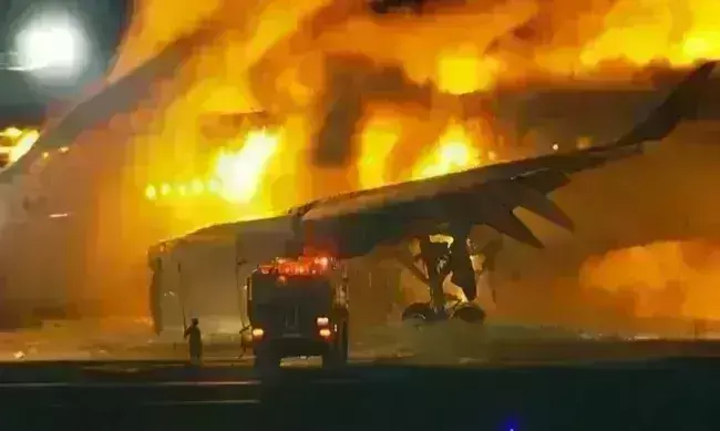 जापान में लैंडिंग के समय दो विमानों में टक्कर, लगी भीषण आग, सवार थे 379 यात्री
