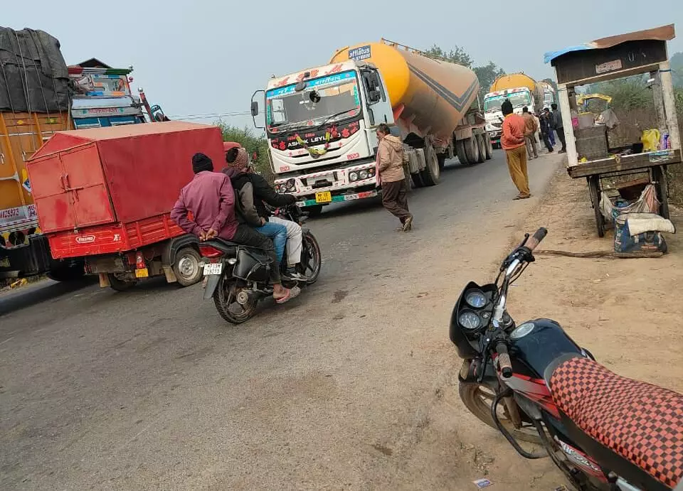 सड़क पर थमे वाहनों के पहिए, चालको ने किया चक्काजाम, राहगीरों और प्रदर्शनकारियों के बीच हुई नोक-झोंक