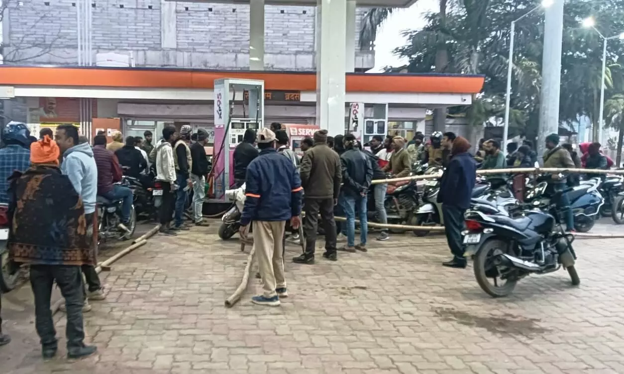 सड़क पर थमे वाहनों के पहिए, चालको ने किया चक्काजाम, राहगीरों और प्रदर्शनकारियों के बीच हुई नोक-झोंक