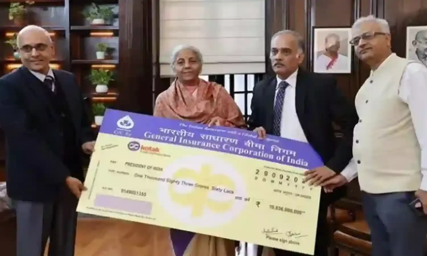 वित्त मंत्री को जीआईसी सीएमडी ने 1083.60 करोड़ रुपये का लाभांश चेक सौंपा