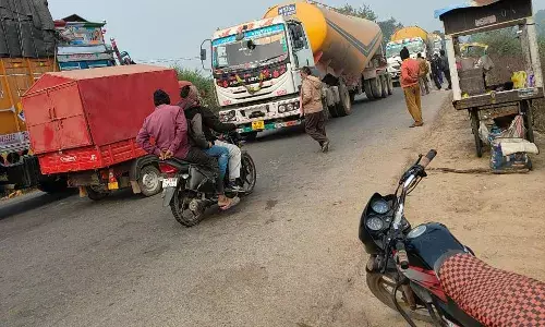 सड़क पर थमे वाहनों के पहिए, चालको ने किया चक्काजाम, राहगीरों और प्रदर्शनकारियों के बीच हुई नोक-झोंक
