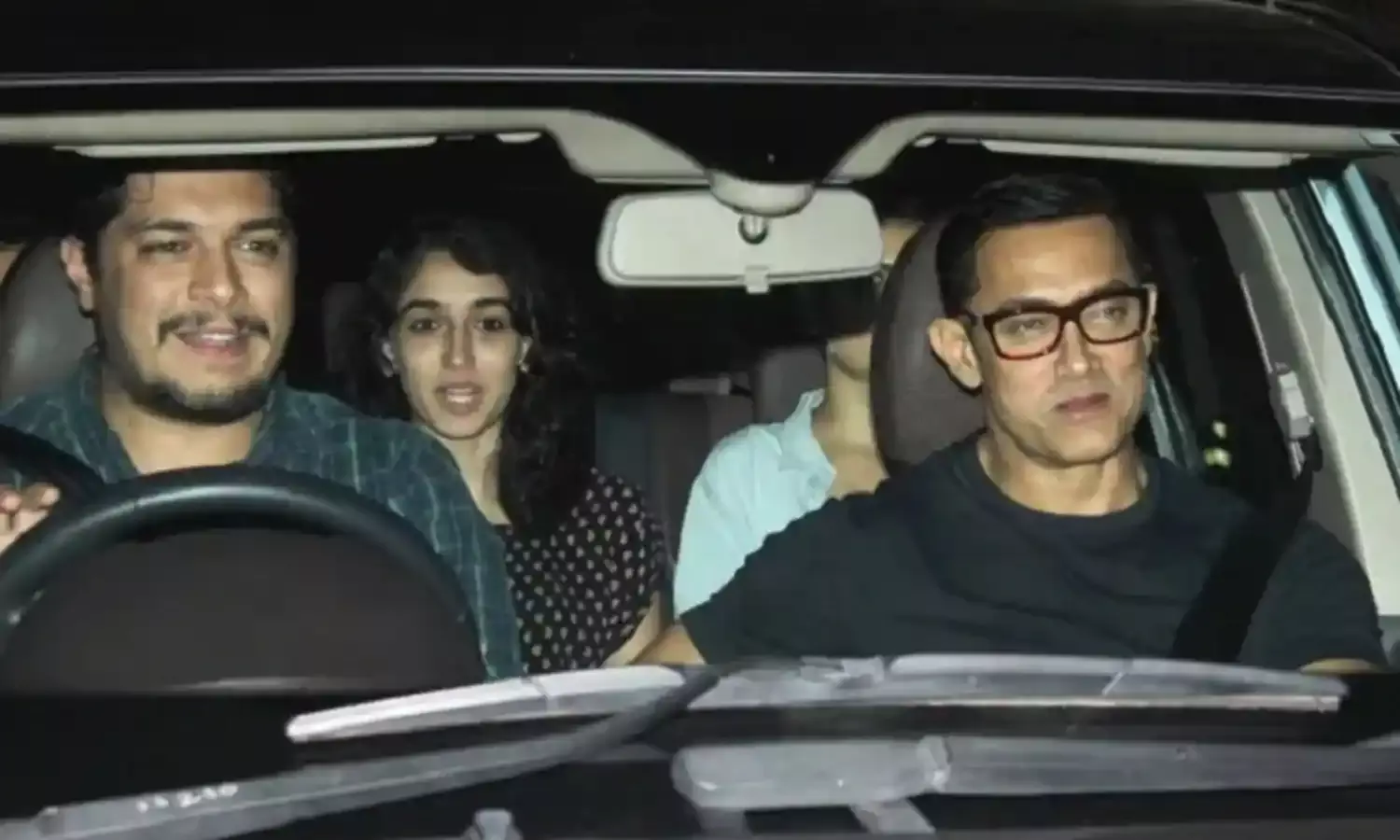 इरा खान की प्री-वेडिंग पार्टी के लिए आमिर खान, बेटे जुनैद, पूर्व पत्नी किरण राव और परिवार सलमान खान के  पहुंचे घर