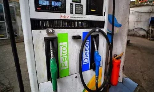 पेट्रोल-डीजल की कीमत स्थिर, कच्चा तेल 76 डॉलर प्रति बैरल के करीब