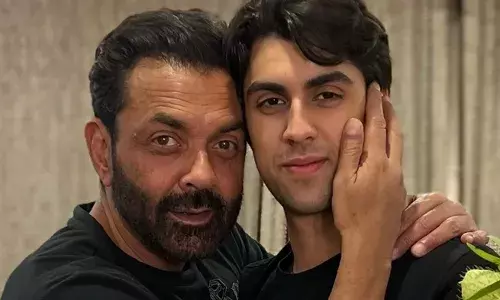 प्रशंसकों की प्रतिक्रिया: नई तस्वीरों में बेटे आर्यमान देओल के साथ पोज़ देते बॉबी देओल प्रशंसकों की प्रतिक्रिया: नई तस्वीरों में बेटे आर्यमान देओल के साथ पोज़ देते बॉबी देओल