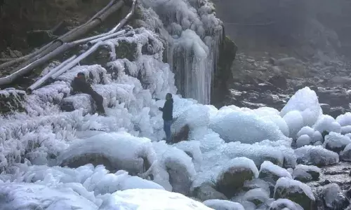 कश्मीर घाटी में शीतलहर की वजह से अधिकांश जलस्रोत जमे