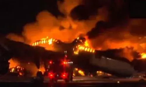 जापान में रन-वे पर दो विमान टकराए, लगी आग, एक के सभी 379 यात्री सुरक्षित, दूसरे के चालक दल के पांच सदस्यों की मौत