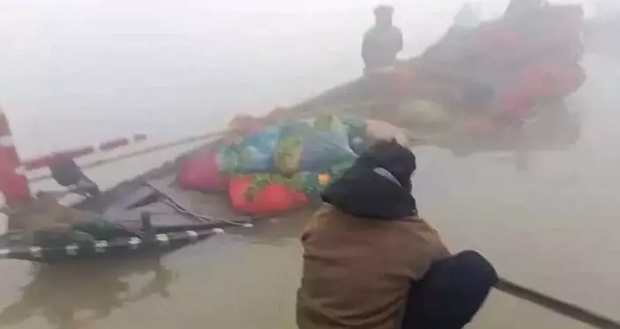 बिहार नदी में चट्टान से टकराई नाव, 8 लोगों की जिंदगी बची