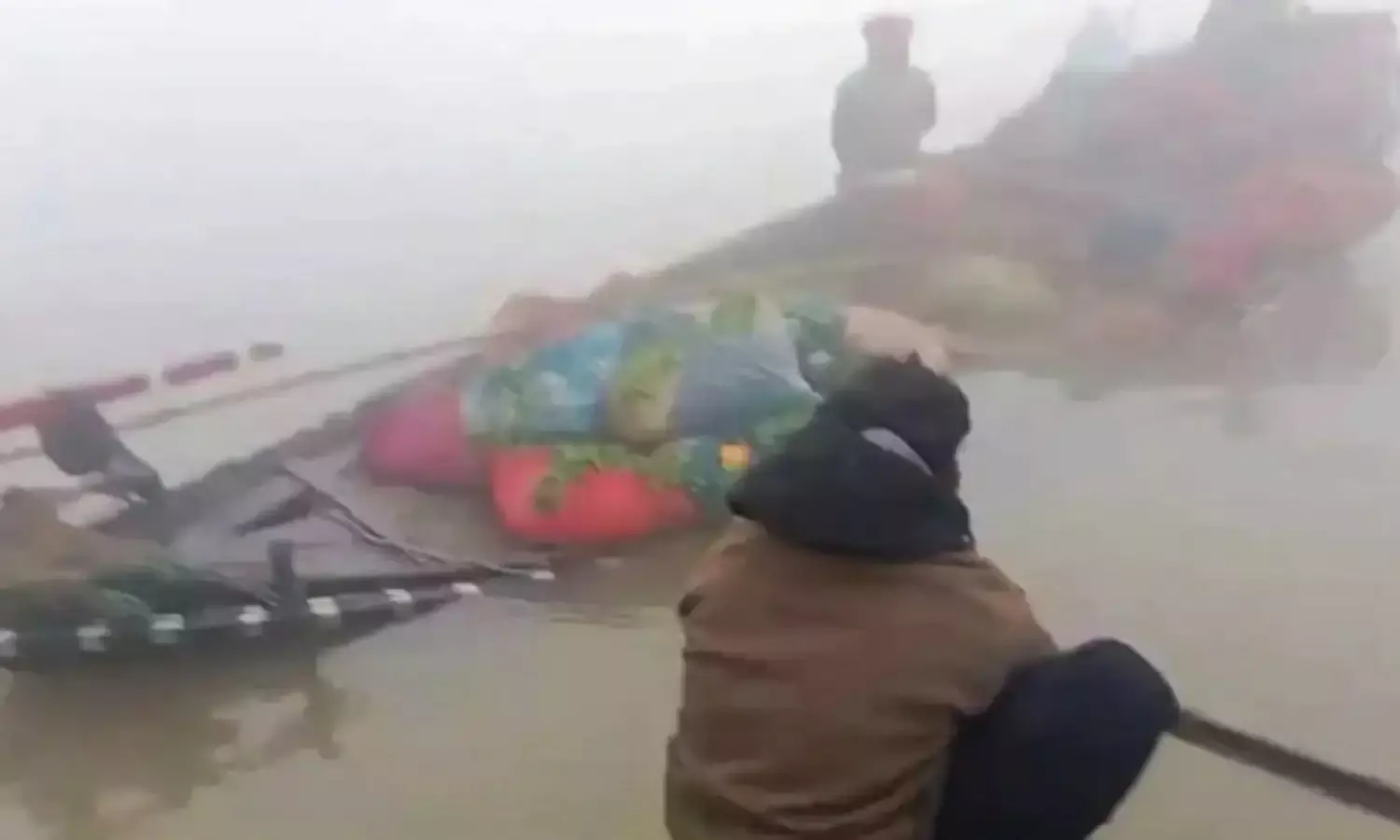 बिहार नदी में चट्टान से टकराई नाव, 8 लोगों की जिंदगी बची