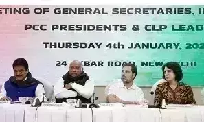 मल्लिकार्जुन खरगे ने पार्टी नेताओं संग की बैठक, लोकसभा चुनाव में कांग्रेस की जीत के लिए दिए निर्देश