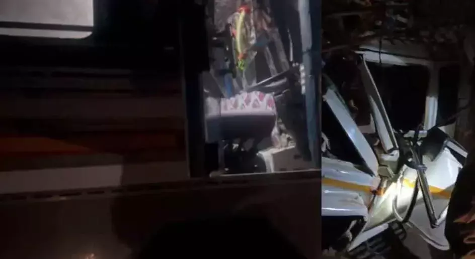 घने कोहरे की वजह से टैंकर और पिकप की जोरदार भिड़ंत, 3 की मौत 8 घायल