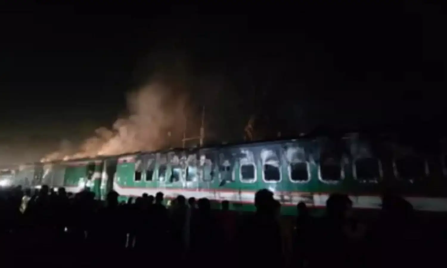 बांग्लादेश में ट्रेन में लगी आग में 4 यात्रियों की मौत, आगजनी का संदेह