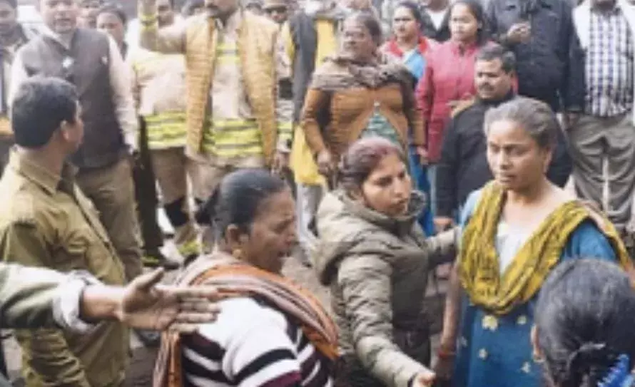 चोरी का लोहा रखने वाले और अतिक्रमण कार्रवाई में बाधा उत्पन्न करने वाली महिला के ऊपर मुकदमा दर्ज