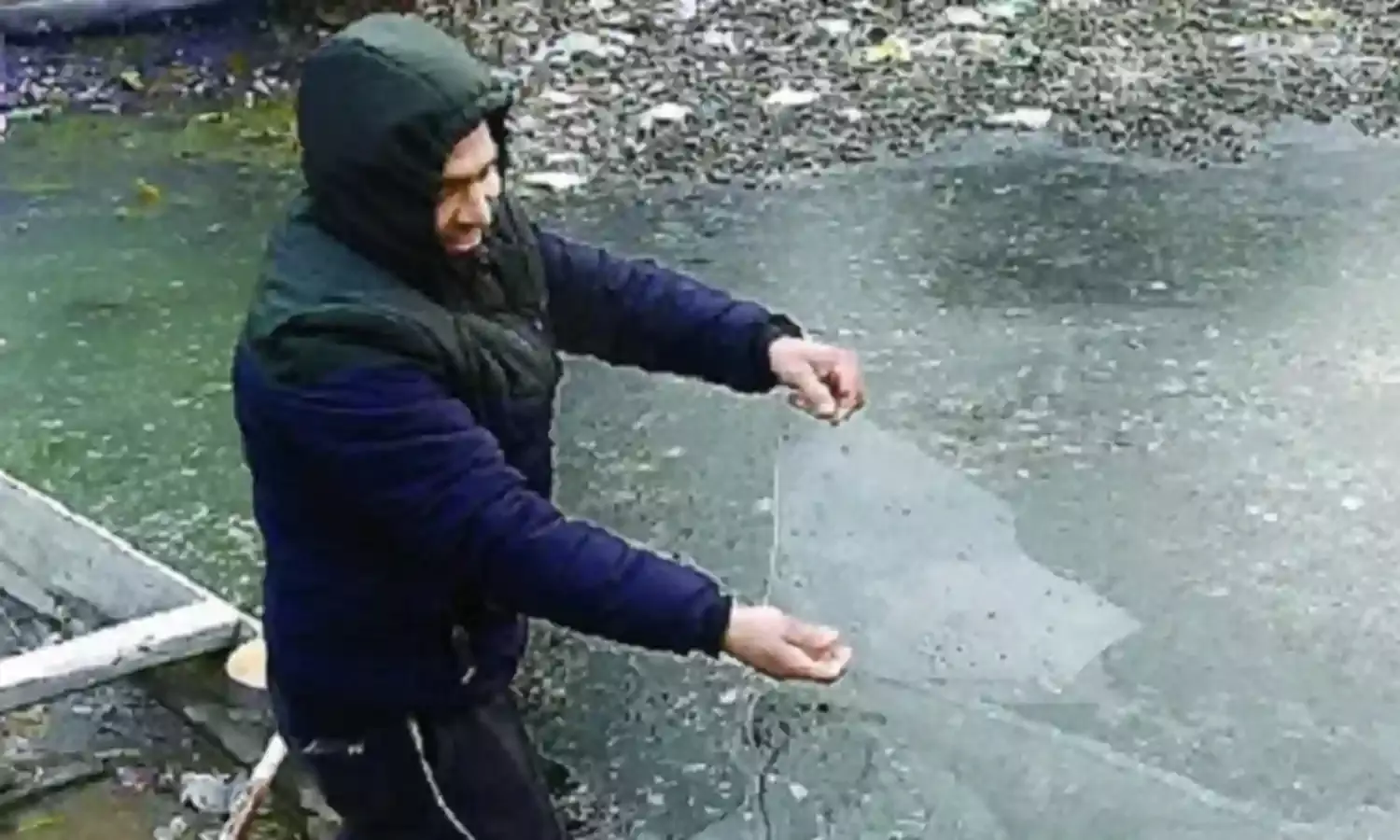 कश्मीर घाटी में चल रही भीषण शीत लहर से डल झील और कश्मीर के अन्य जल स्रोत की सतह पर बर्फ जमी