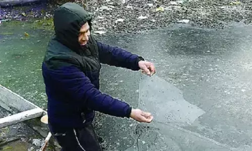 कश्मीर घाटी में चल रही भीषण शीत लहर से डल झील और कश्मीर के अन्य जल स्रोत की सतह पर बर्फ जमी