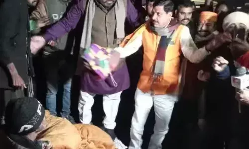 मुख्यमंत्री डॉ. यादव ने देर रात उज्जैन में सड़क पर ठिठुरते लोगों को बांटे कंबल