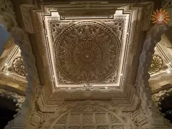 मंदिर के अंदर शानदान नक्काशी की तस्वीर 