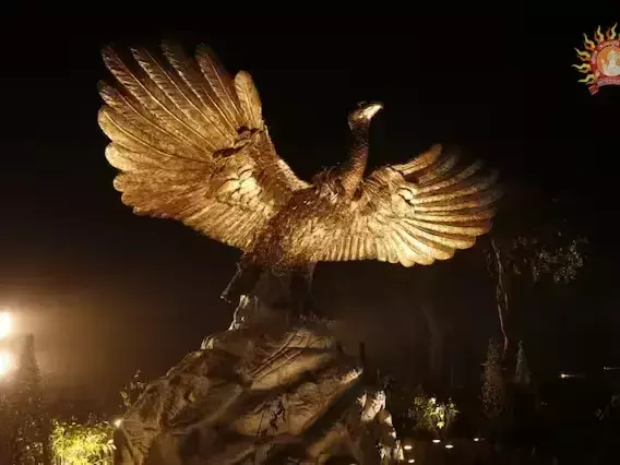 राममंदिर में लगी जटायु की प्रतिमा रौशनी में जगमगाती हुई 