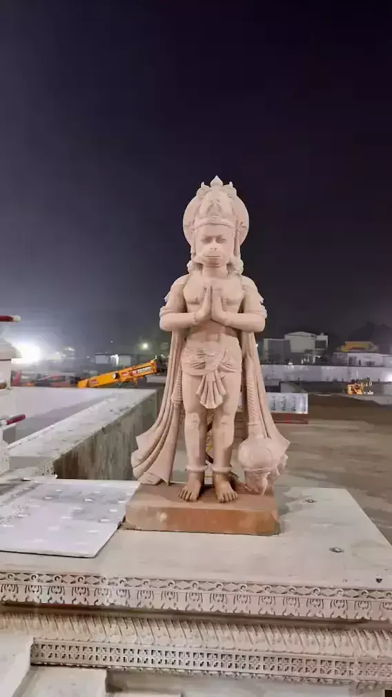 राम जन्मभूमि मन्दिर के प्रवेश द्वार पर गरुड़ जी की मूर्ति स्थापित की गईं हैं.