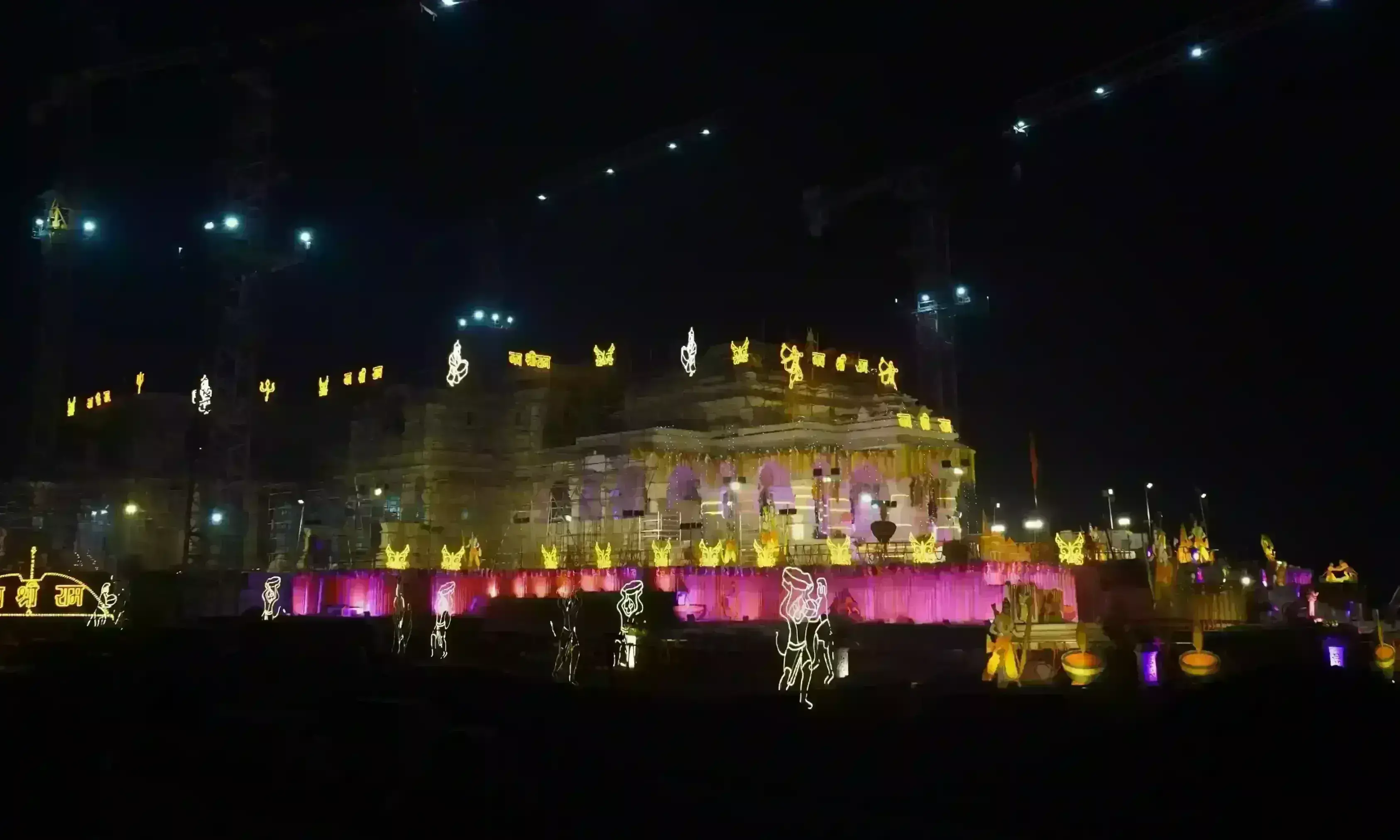 रात में भव्य दिखता है राम मंदिर, रोशनी में नहाया बेहद सुंदर दिखाई दिया, देखें तस्वीरें