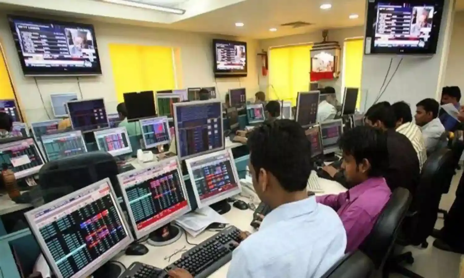 शुरुआती घंटे में शेयर बाजार में सपाट कारोबार, बाजार में लगातार उतार-चढ़ाव जारी