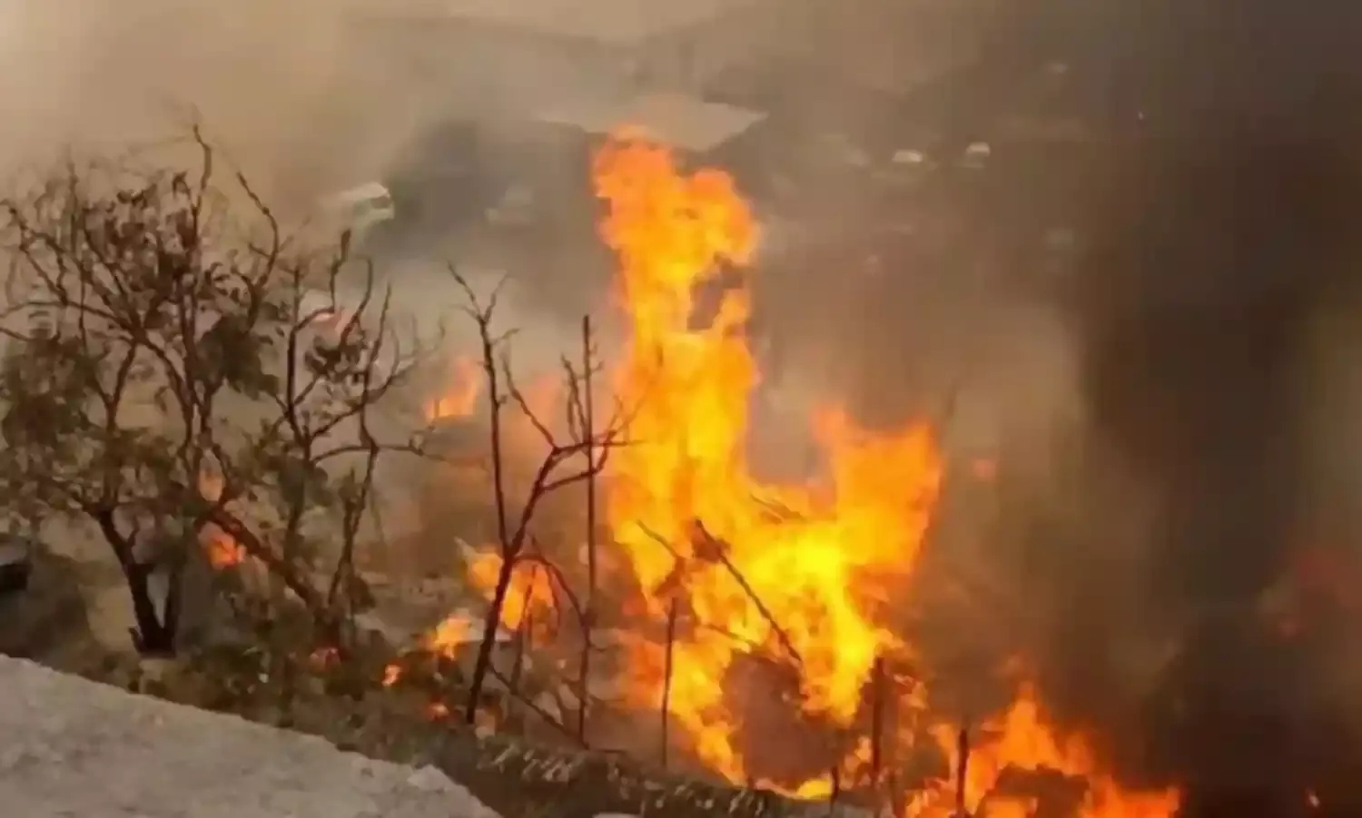 कोलकाता के प्लास्टिक गोदाम में आग लगी