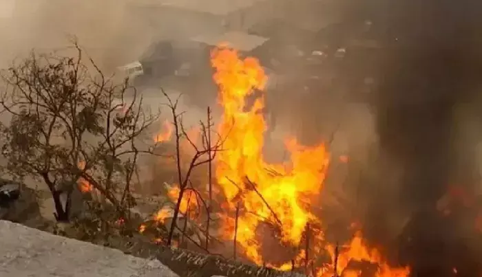 कोलकाता के प्लास्टिक गोदाम में आग लगी