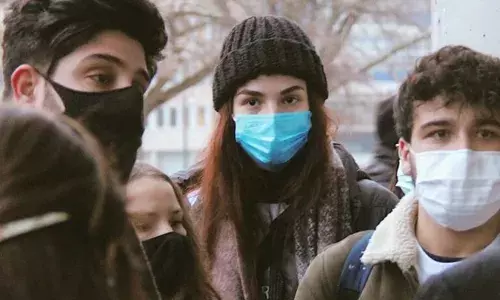 कोविड संक्रमण बढ़ने पर स्पेन के अस्पतालों में मास्क पहनना हुआ अनिवार्य