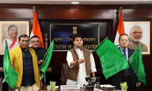 केंद्रीय उड्डयन मंत्री सिंधिया ने हरी झंडी दिखाकर अहमदाबाद-अयोध्या के बीच पहली फ्लाइट शुरू की