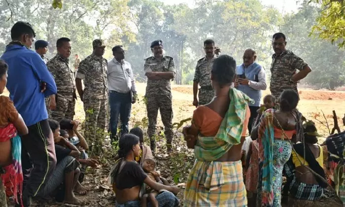 नक्सल प्रभावित पुसनार-कावड़गांव में ग्रामीणों को शासन की योजनाओं की जानकारी दी