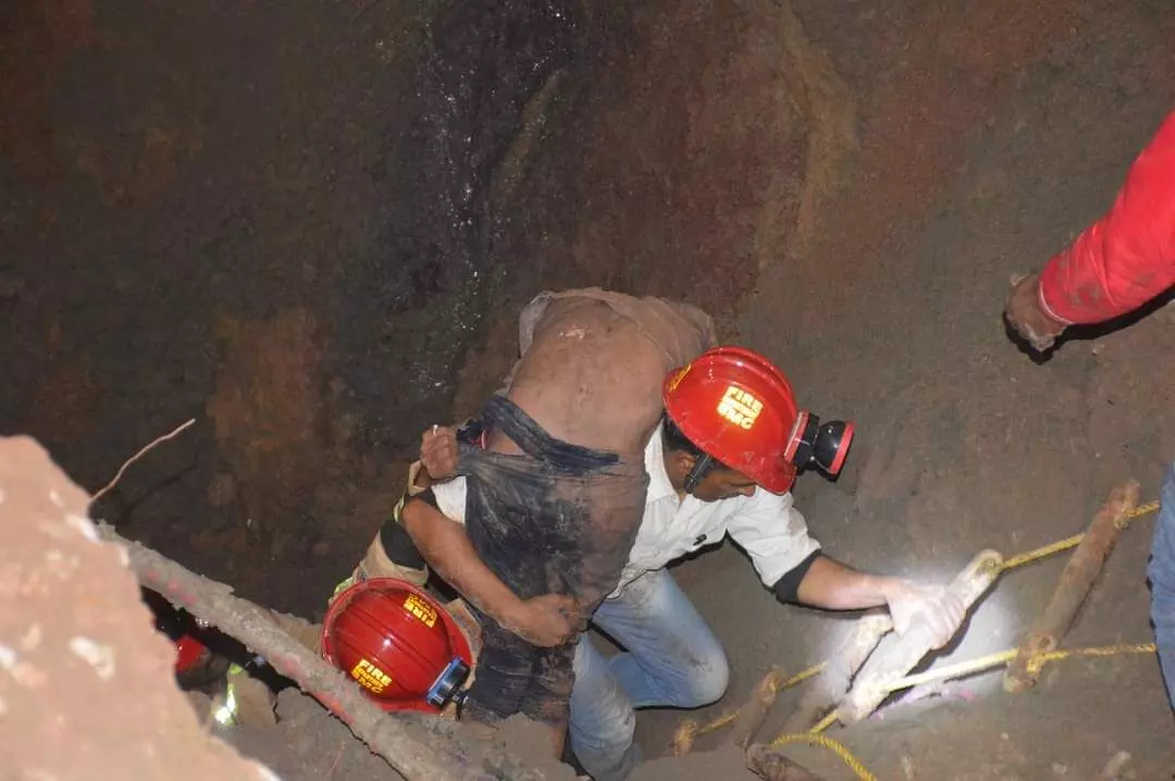 सीवर प्रोजेक्ट हादसा; शराब पिलाकर काम करा रहा था ठेकेदार, पेटी ठेकेदार के ऊपर मुकदमा दर्ज सीवर प्रोजेक्ट हादसा; शराब पिलाकर काम करा रहा था ठेकेदार, पेटी ठेकेदार के ऊपर मुकदमा दर्ज