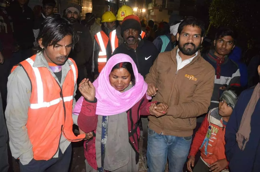 सीवर प्रोजेक्ट हादसा; शराब पिलाकर काम करा रहा था ठेकेदार, पेटी ठेकेदार के ऊपर मुकदमा दर्ज सीवर प्रोजेक्ट हादसा; शराब पिलाकर काम करा रहा था ठेकेदार, पेटी ठेकेदार के ऊपर मुकदमा दर्ज