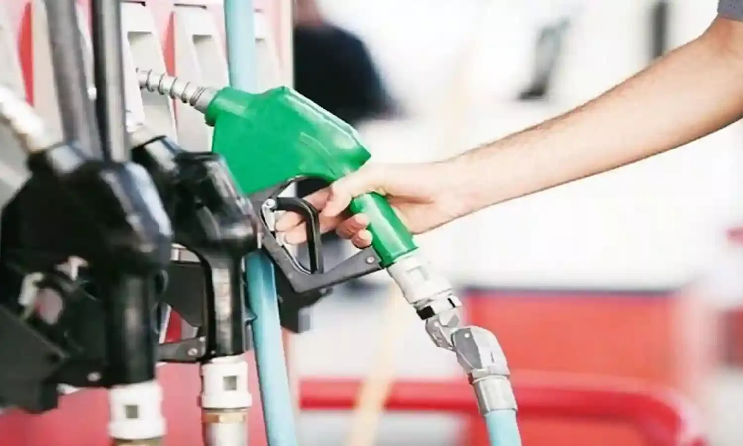 पेट्रोल-डीजल की कीमत स्थिर, कच्चे तेल में उछाल, 80 डॉलर प्रति बैरल के करीब