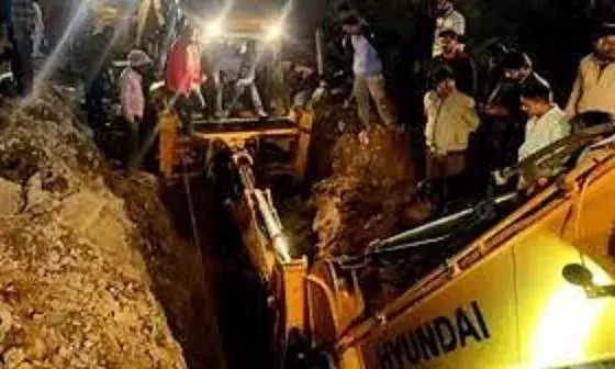 सतना में गड्ढे में गिरे मजदूर की मौत, मलबे में दबा था, 7 घंटे तक चला रेस्क्यू सतना में गड्ढे में गिरे मजदूर की मौत, मलबे में दबा था, 7 घंटे तक चला रेस्क्यू