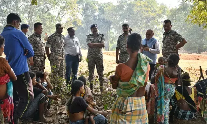 नक्सल प्रभावित पुसनार-कावड़गांव में ग्रामीणों को शासन की योजनाओं की जानकारी दी