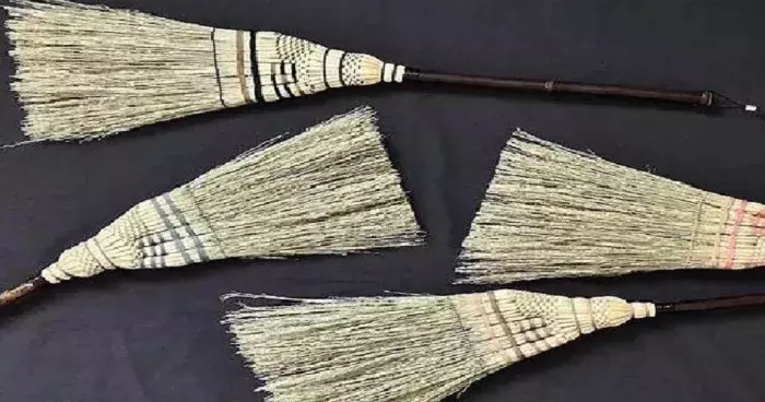 सैंकड़ों कर्मचारी और अधिकारियों ने सड़क पर झाड़ू लगाकर स्‍वच्‍छता का संदेश दिया