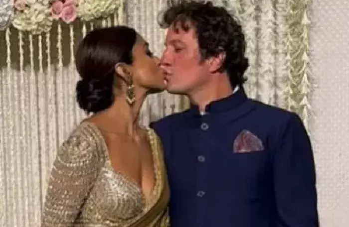 रोमांटिक एक्ट्रेस श्रिया सरन हुईं ट्रोल, आयरा के रिसेप्शन में पति संग पहुंची थीं रोमांटिक एक्ट्रेस श्रिया सरन हुईं ट्रोल, आयरा के रिसेप्शन में पति संग पहुंची थीं