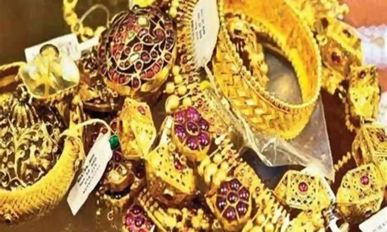 सर्राफा बाजार- सोने की बढ़ी चमक, चांदी में कोई बदलाव नहीं