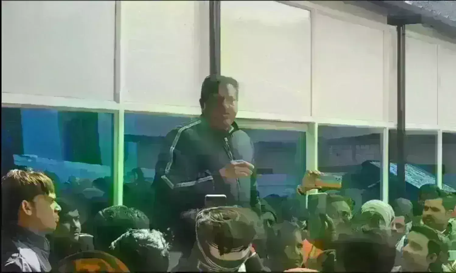 पूर्व मंत्री अरविंद भदौरिया के बिगड़े बोल, कार्यकर्ताओं से कहा - किसी ने आंख दिखाई तो... निकाल देंगे पूर्व मंत्री अरविंद भदौरिया के बिगड़े बोल, कार्यकर्ताओं से कहा - किसी ने आंख दिखाई तो... निकाल देंगे