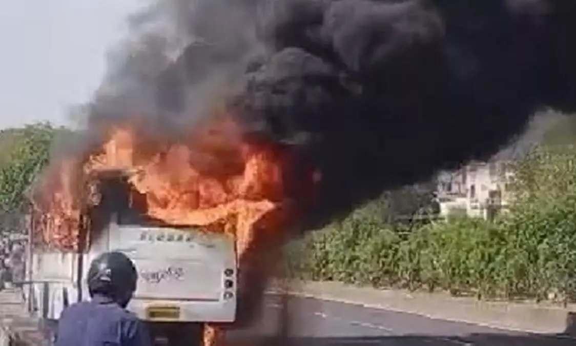 इंदौर में यात्री बस में लगी आग, बाल बाल बची यात्रियों की जान