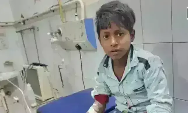 अमेठी में शोभायात्रा के डीजे में करंट उतरने से नौ बच्चे झुलसे अमेठी में शोभायात्रा के डीजे में करंट उतरने से नौ बच्चे झुलसे