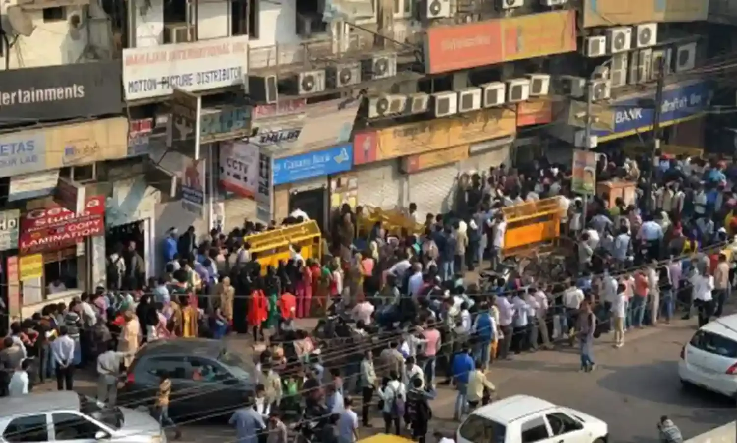 अयोध्याधाम में रामलला के दर्शन शुरू, पांव रखने को जगह नहीं, वाटर मेट्रो के शाम तक पहुंचने की संभावना