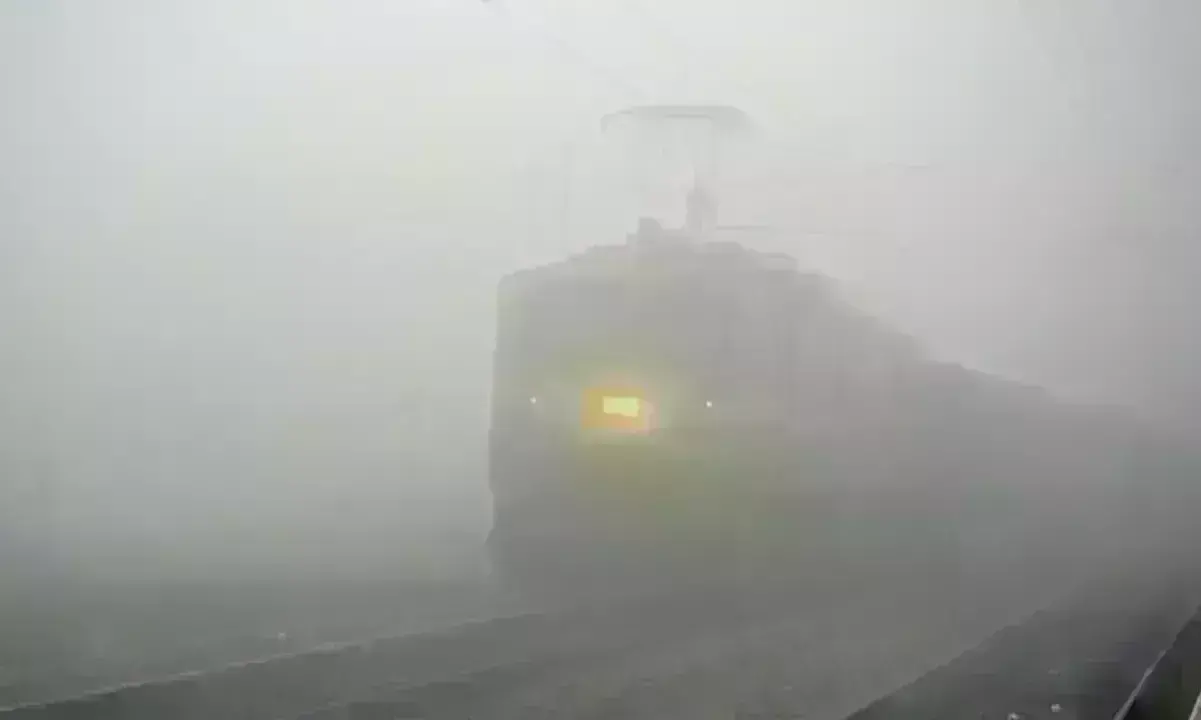 ट्रेन के इंतजार में सुबह से हो गई रात, 22 घंटे बाद आई श्रीधाम ट्रेन के इंतजार में सुबह से हो गई रात, 22 घंटे बाद आई श्रीधाम