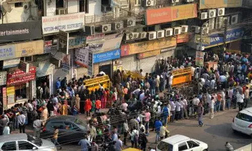 अयोध्याधाम में रामलला के दर्शन शुरू, पांव रखने को जगह नहीं, वाटर मेट्रो के शाम तक पहुंचने की संभावना