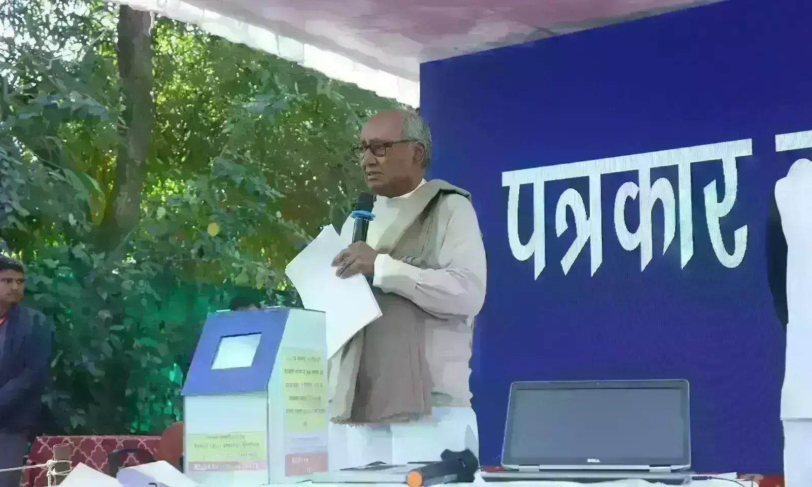 दिग्विजय सिंह ने EVM से मतदान का डेमो किया, केले पर वोट देने पर सेब की पर्ची निकली दिग्विजय सिंह ने EVM से मतदान का डेमो किया, केले पर वोट देने पर सेब की पर्ची निकली