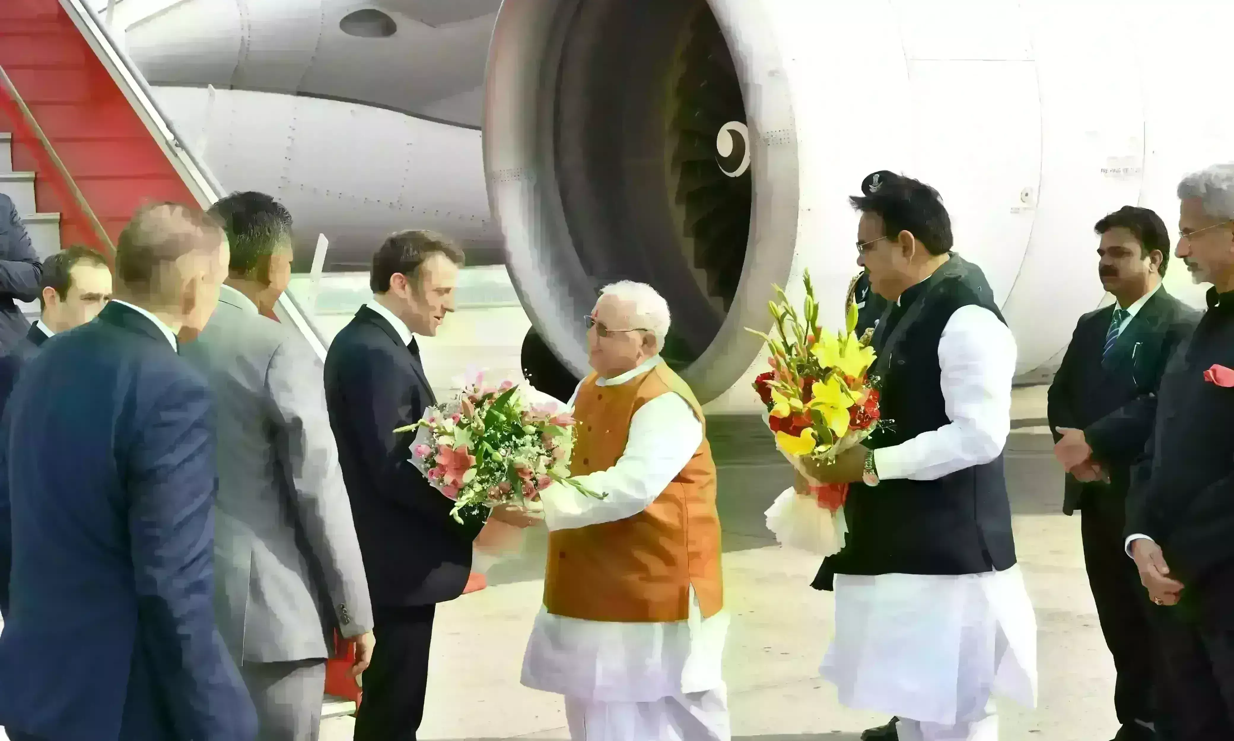 फ्रांस के राष्ट्रपति इमैनुएल मैक्रों जयपुर पहुंचे, राजस्थानी परंपरा से हुआ स्वागत फ्रांस के राष्ट्रपति इमैनुएल मैक्रों जयपुर पहुंचे, राजस्थानी परंपरा से हुआ स्वागत