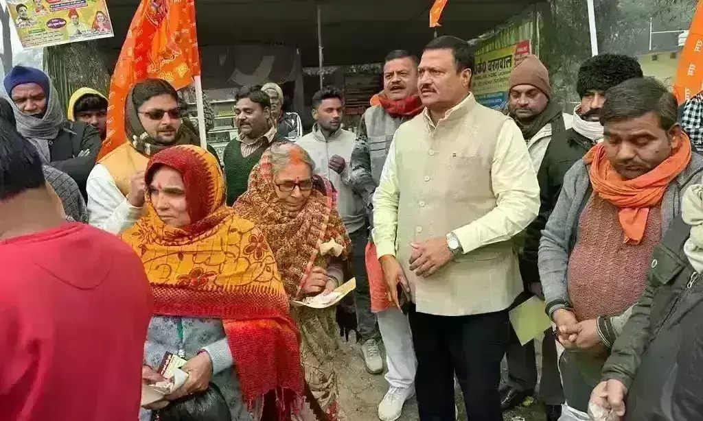 पहले हर घर अक्षत, रोली, झंडा अब धार्मिक अपील के साथ रामलला का प्रसाद पहले हर घर अक्षत, रोली, झंडा अब धार्मिक अपील के साथ रामलला का प्रसाद