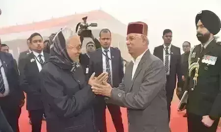 नीतीश कुमार दोपहर में जाएंगे राजभवन, सुशील मोदी ने कहा - राजनीति में दरवाजा बंद नहीं होता