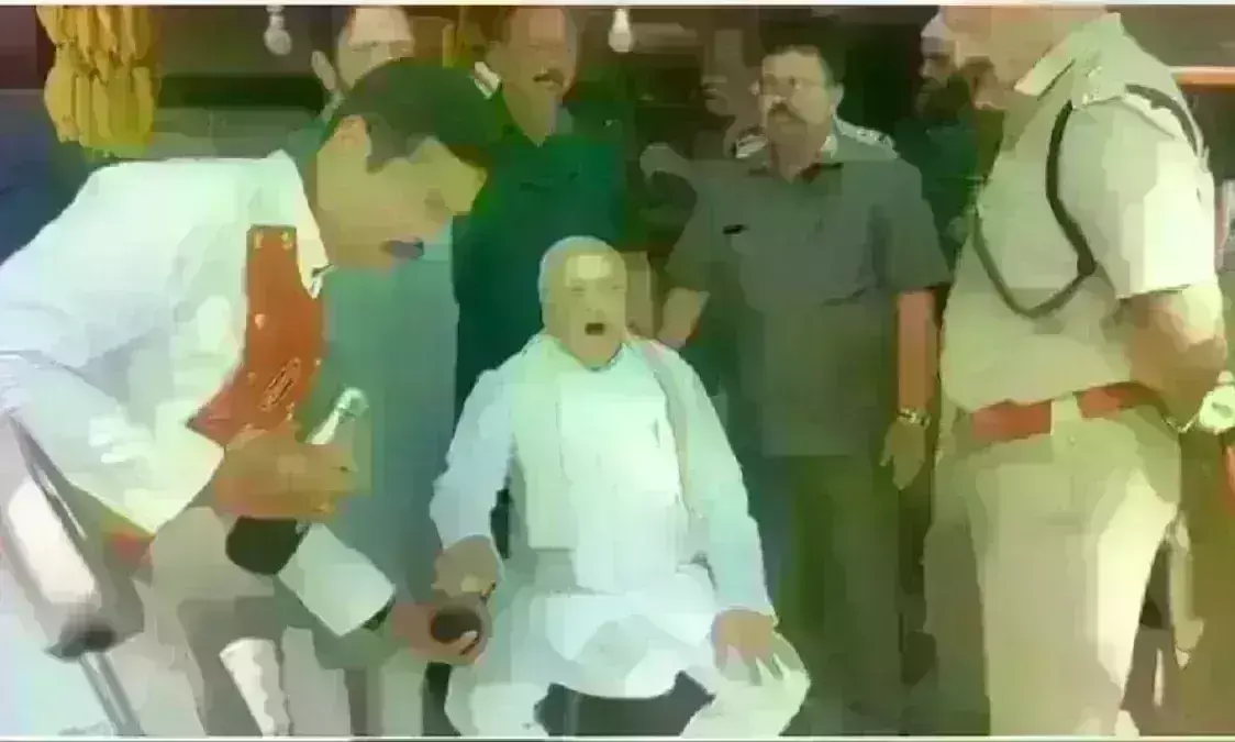 केरल के राज्यपाल ने चाय वाले से कुर्सी मांगी और धरने पर बैठ गए, SFI ने दिखाए काले झंडे केरल के राज्यपाल ने चाय वाले से कुर्सी मांगी और धरने पर बैठ गए, SFI ने दिखाए काले झंडे